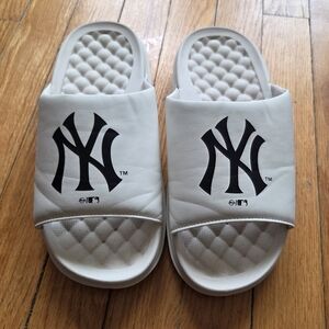 NY Yankees Slide Sandals Cream Logo Size 8 Womens Unisex MLB Like New Gift Clean